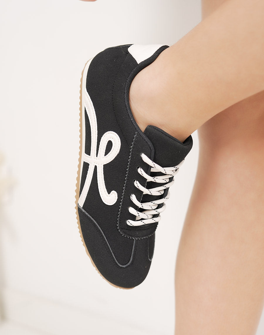 Basket femme noire élégante à lacets blancs avec empiècements contrastés