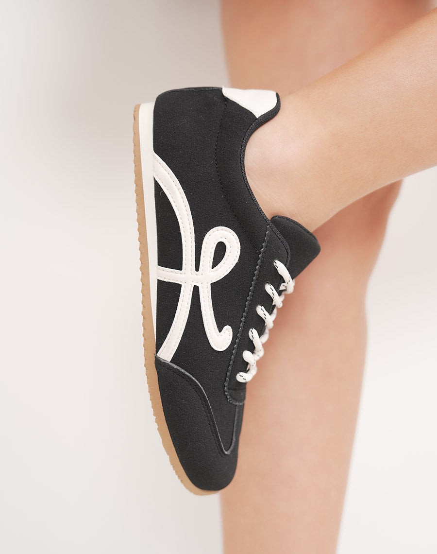 Basket femme noire élégante à lacets blancs avec empiècements contrastés