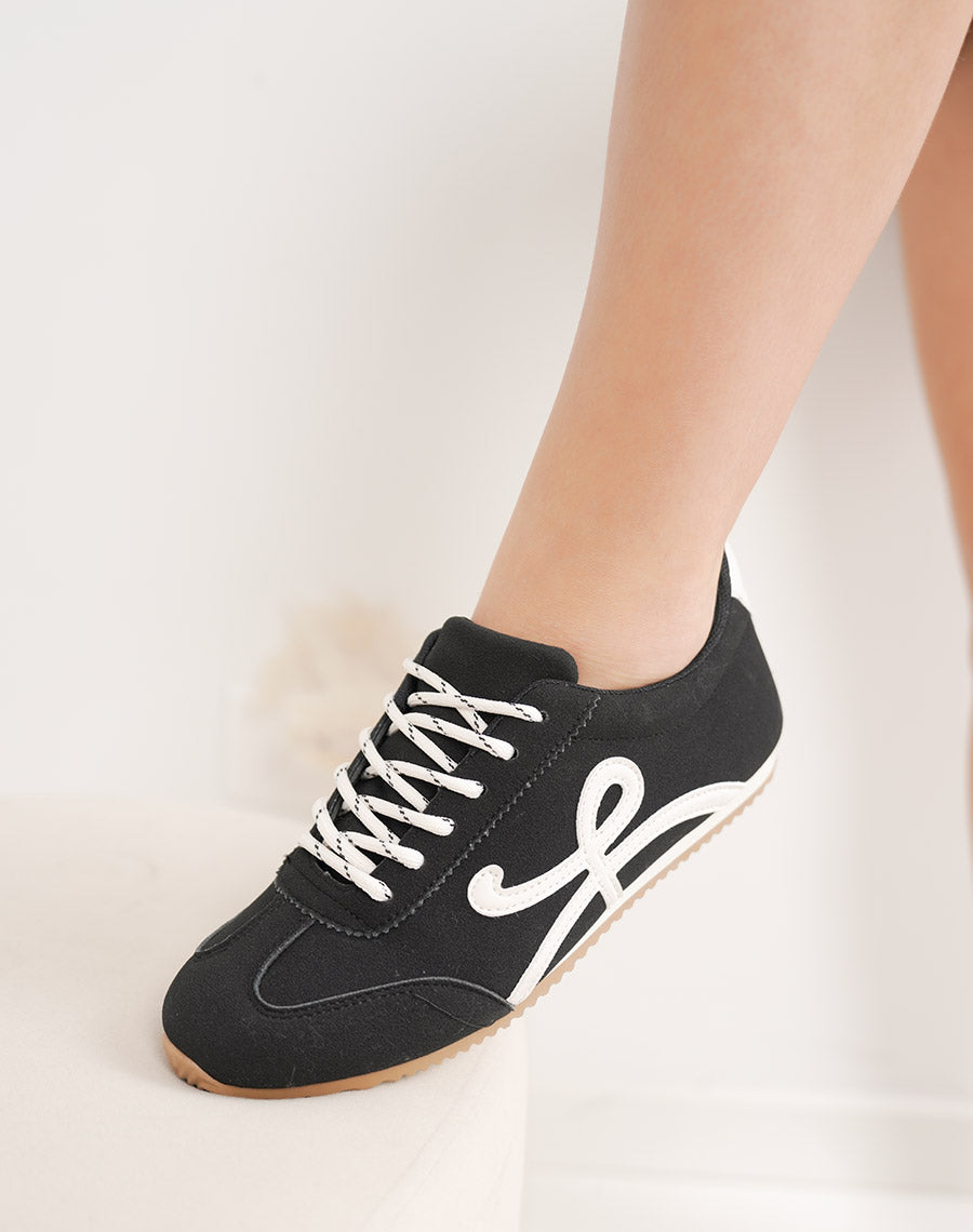 Basket femme noire élégante à lacets blancs avec empiècements contrastés