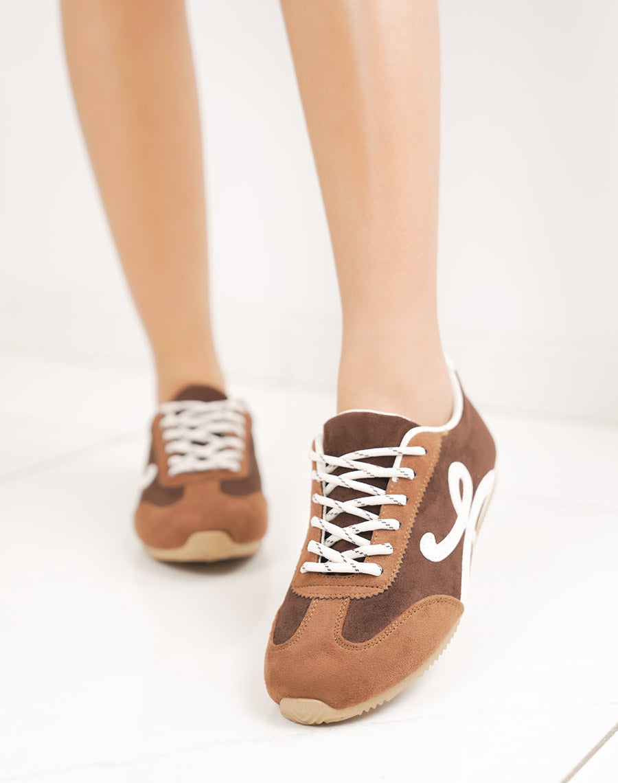 Baskets femme marron en suédine à lacets blancs et empiècements contrastés