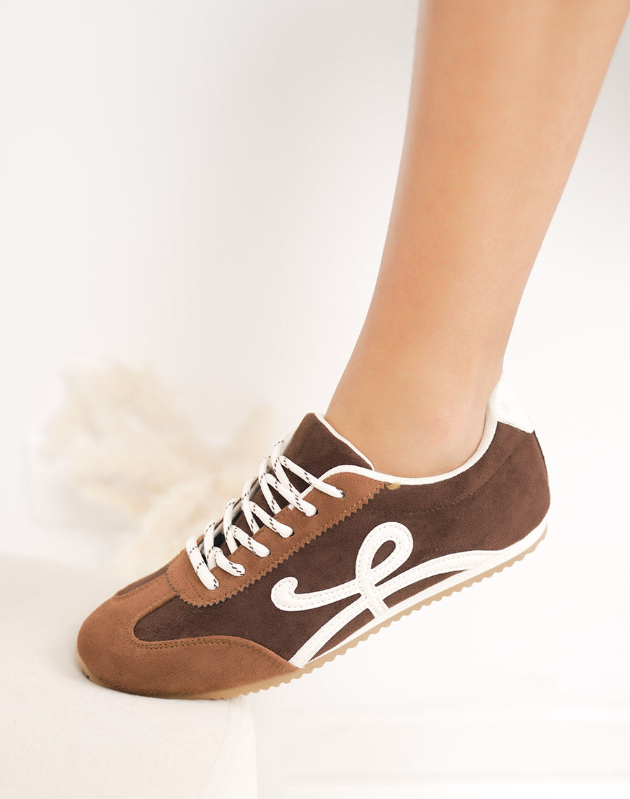 Baskets femme marron en suédine à lacets blancs et empiècements contrastés