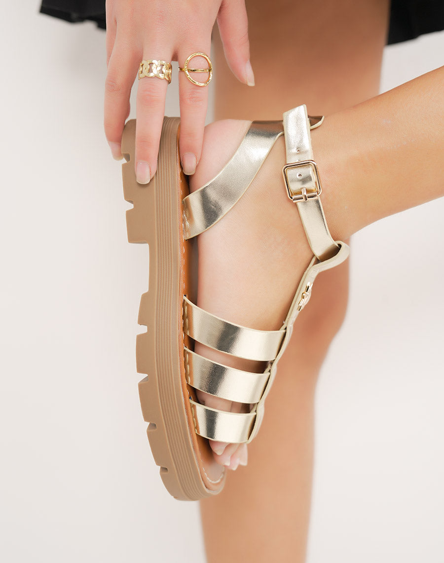 Sandales femme dorées à triple bride avec bijou soleil et semelle crantée