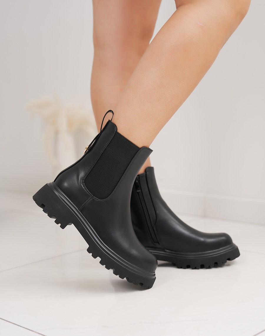 Bottine femme noire style chelsea élégante avec semelle crantée et bijou doré