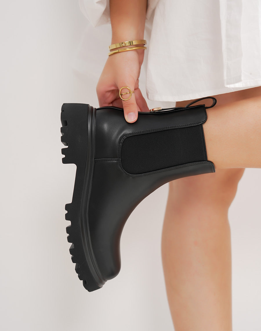 Bottine femme noire style chelsea élégante avec semelle crantée et bijou doré