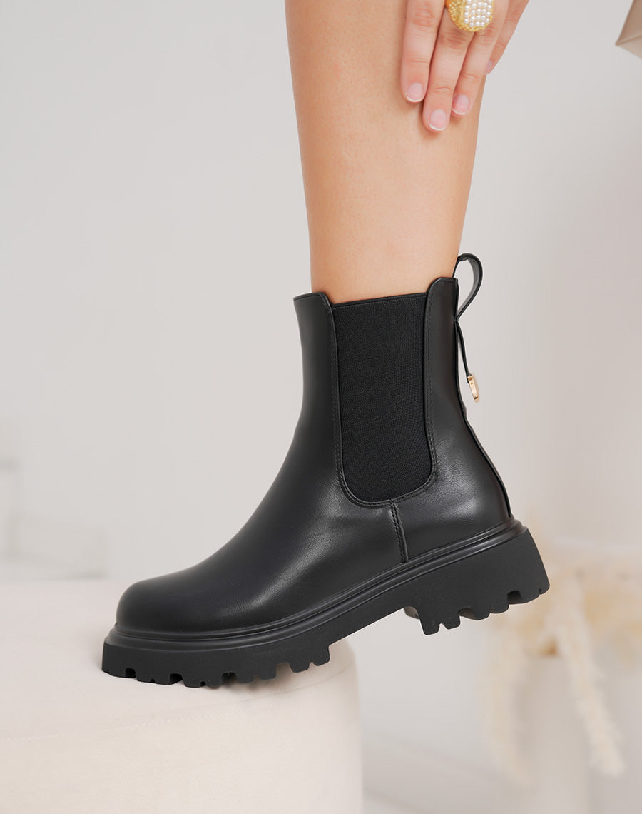 Bottine femme noire style chelsea élégante avec semelle crantée et bijou doré
