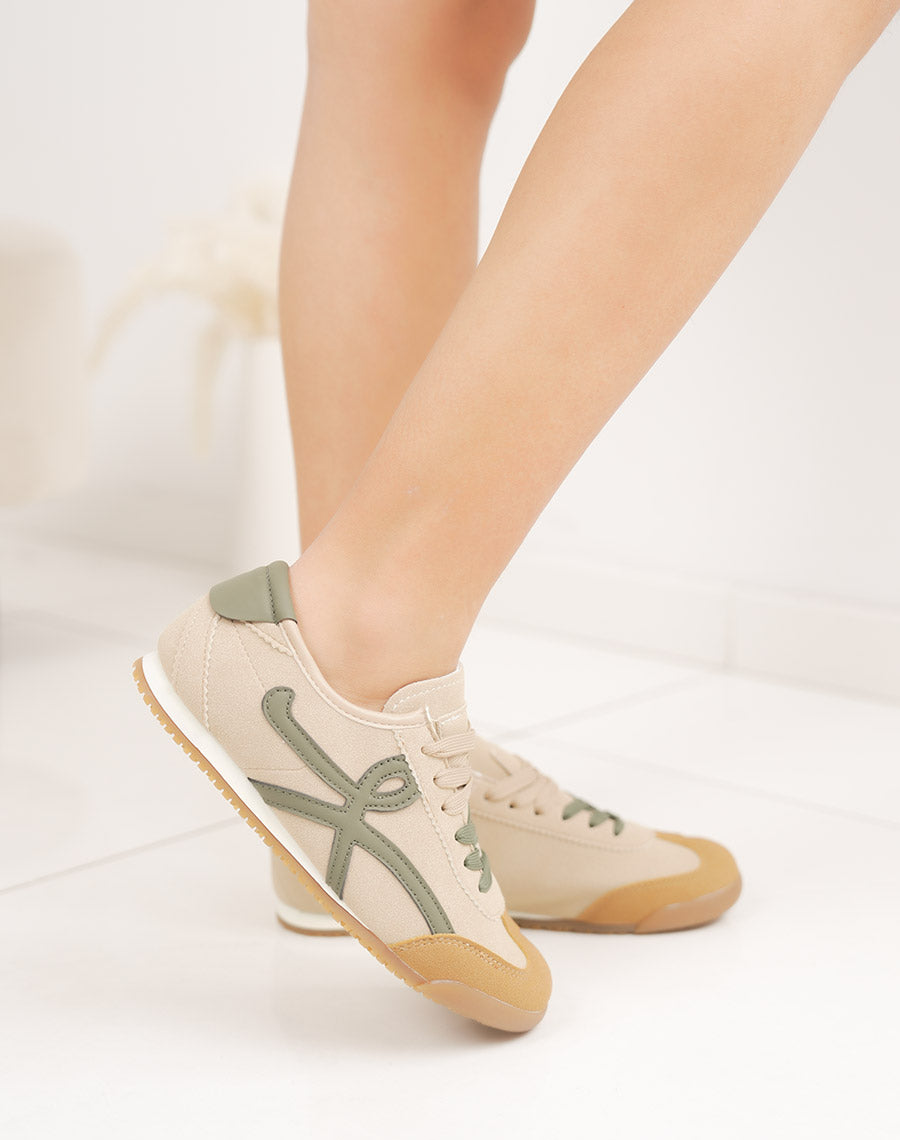 Baskets plates beige à empiècements vert kaki et double lacet