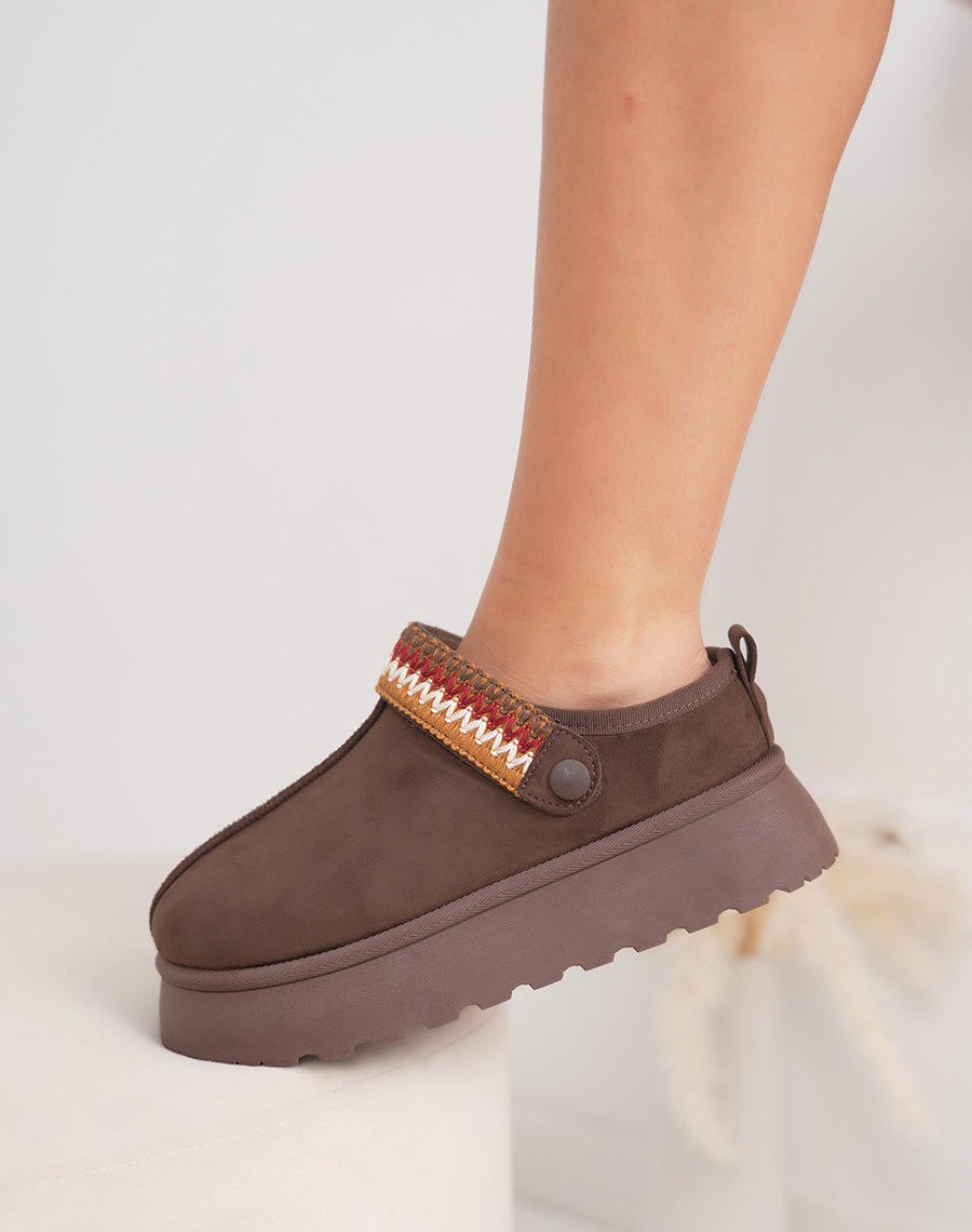 Mules femme marron chocolat en suédine fourrée avec détail cousu ajustable