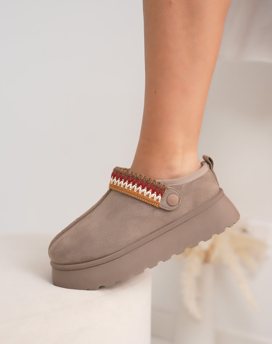 Mules femme taupe en suédine fourrée avec détail cousu ajustable