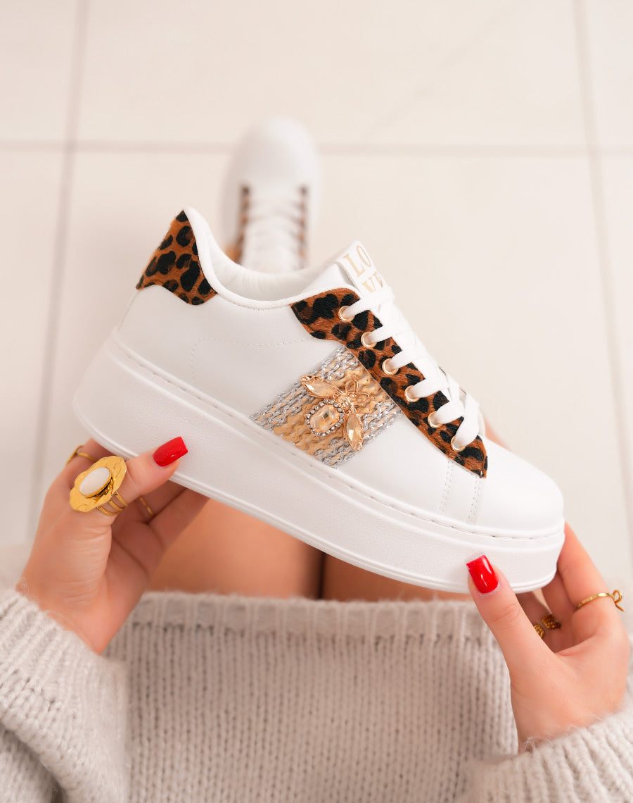Baskets femme blanches tendance avec détails léopard et bijou doré
