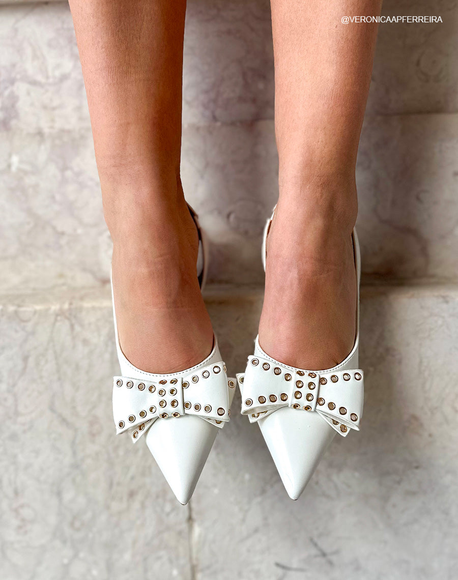 Escarpins femme blancs à bout pointu avec nœud et détails dorés