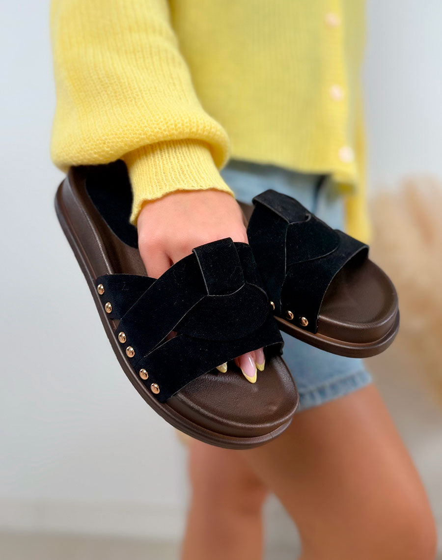 Mules femme noires tendance à lanières croisées en suédine avec clous dorés