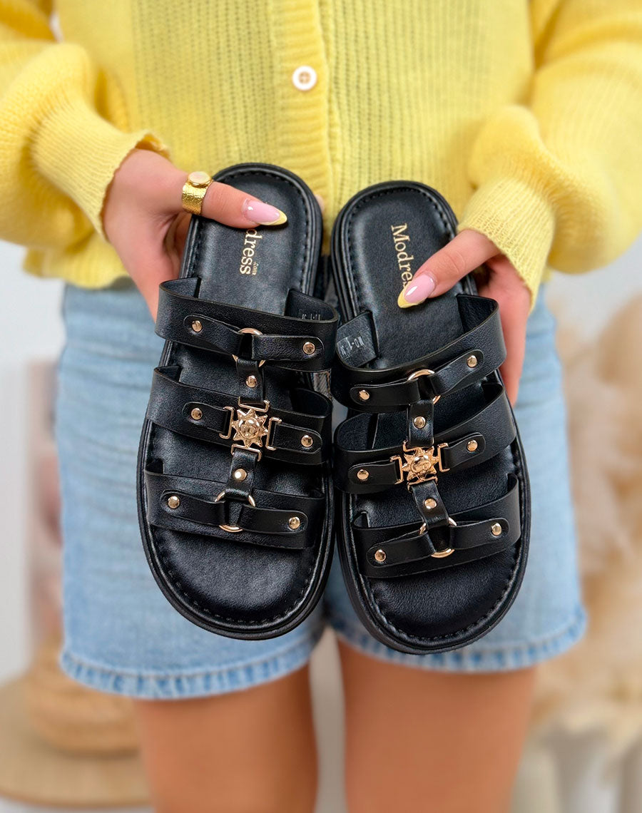 Mules femme noires tendance à triple lanière avec bijoux dorés et semelle crantée