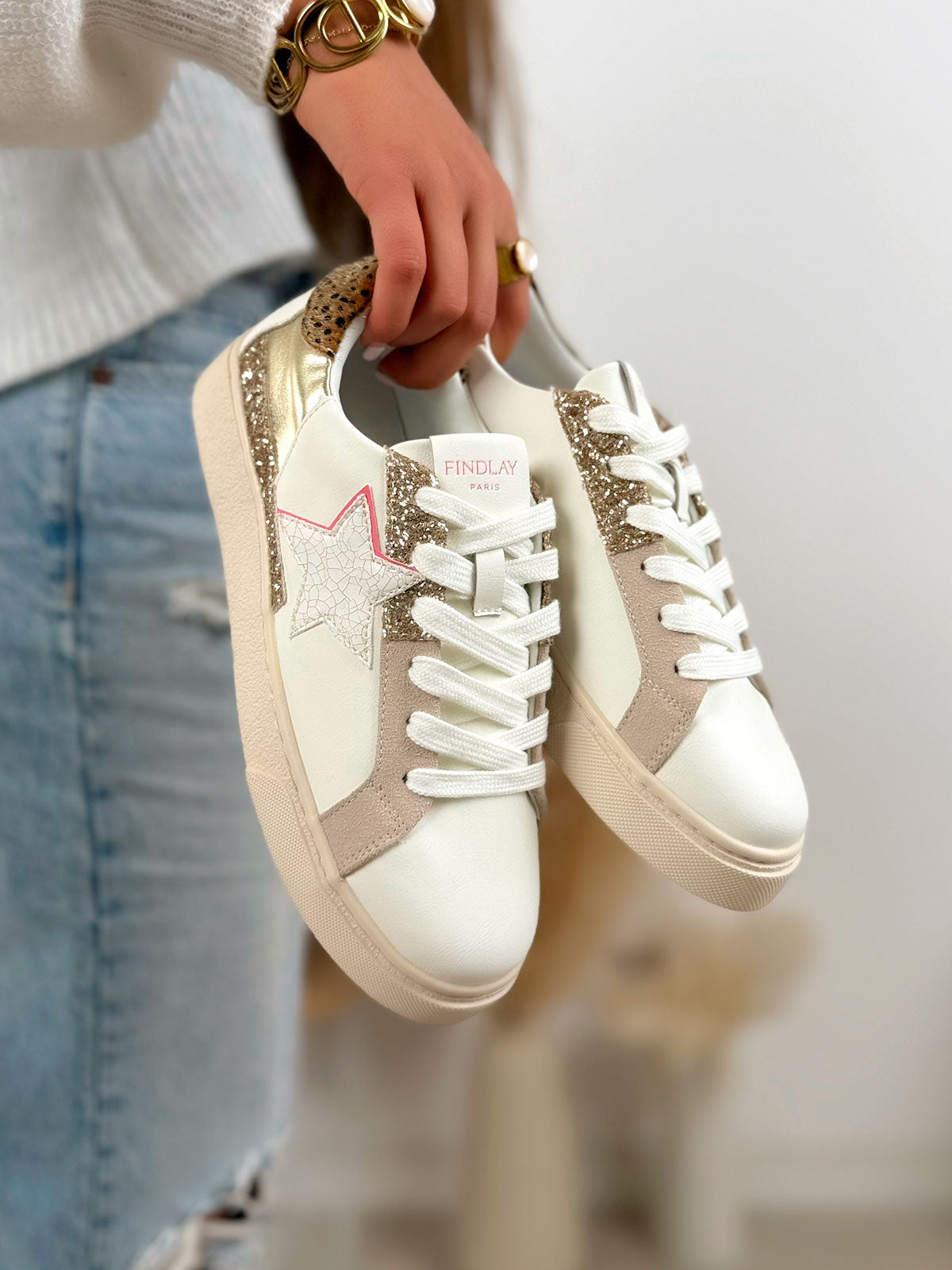 Basket femme blanche tendance avec étoile centrale et détails dorés pailletés
