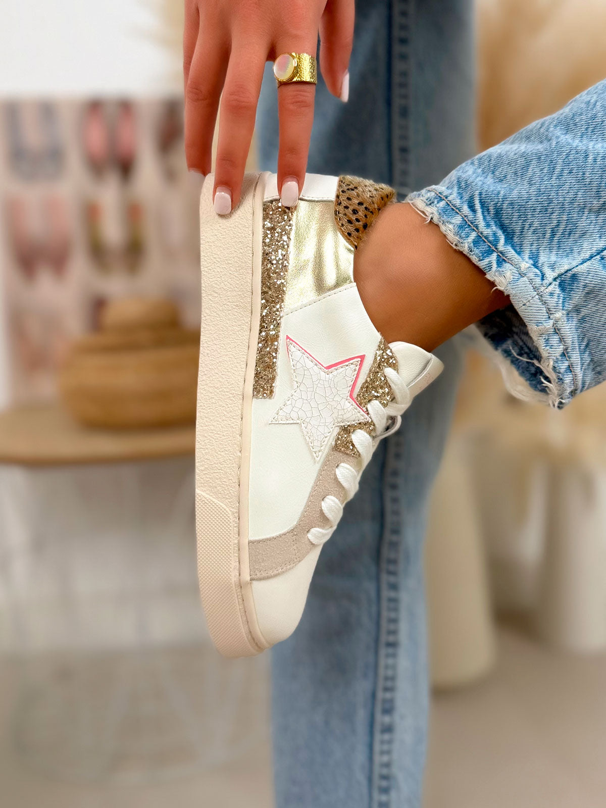 Basket femme blanche tendance avec étoile centrale et détails dorés pailletés