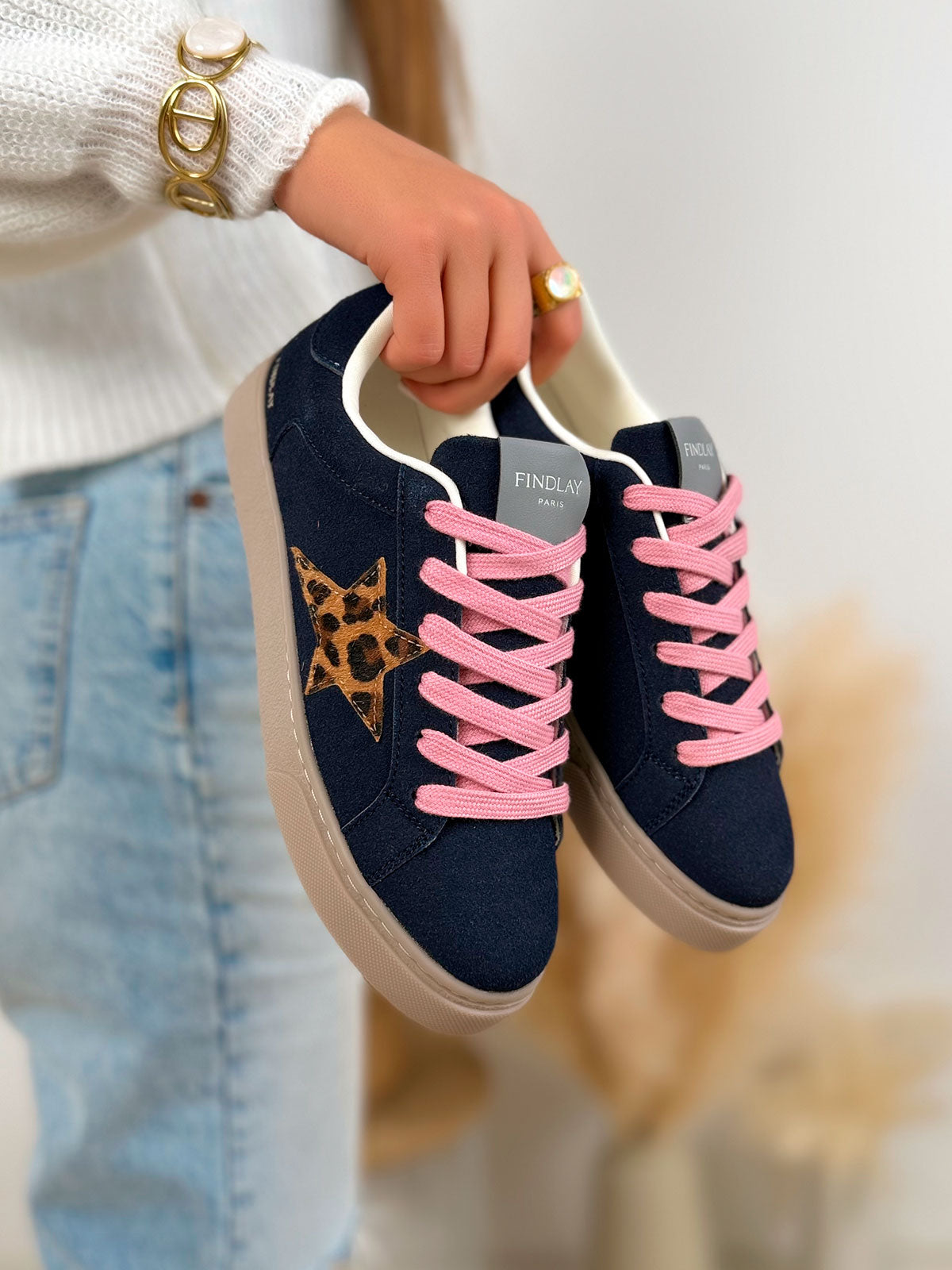 Basket femme bleu marine tendance en suédine avec étoile effet animal et lacets roses