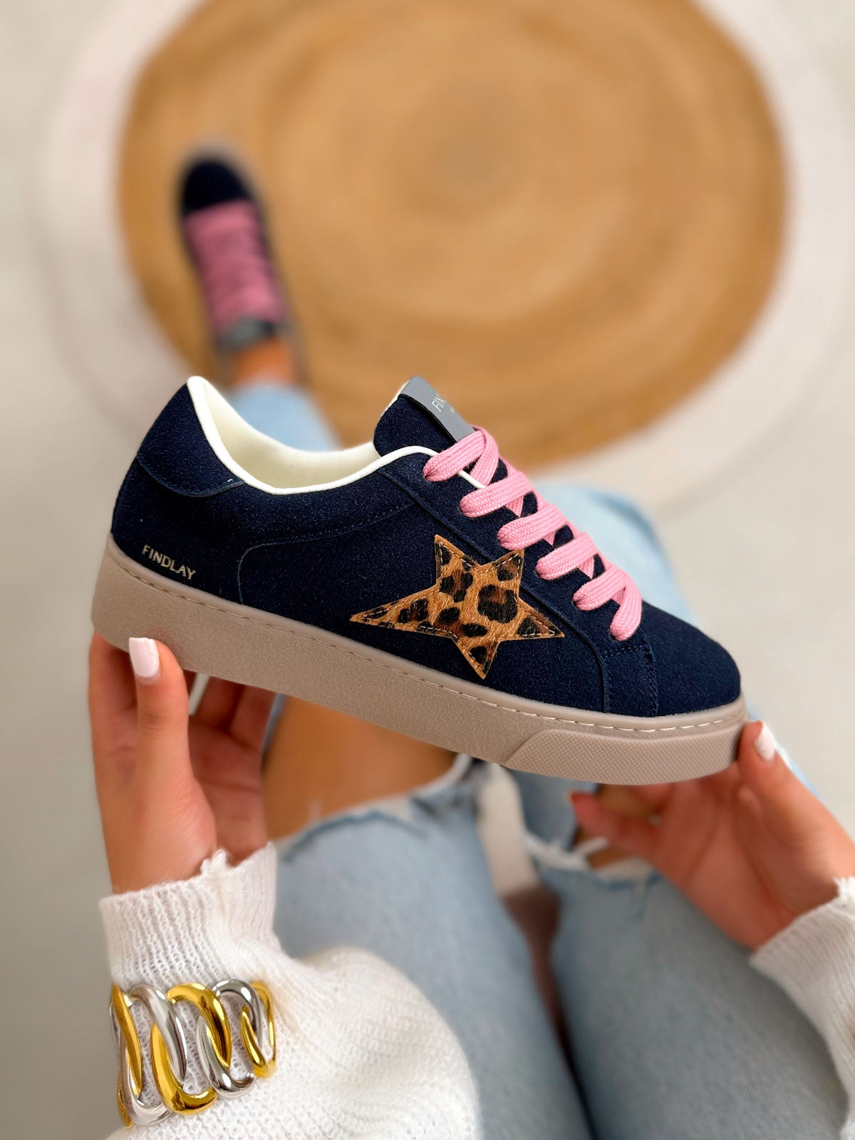 Basket femme bleu marine tendance en suédine avec étoile effet animal et lacets roses