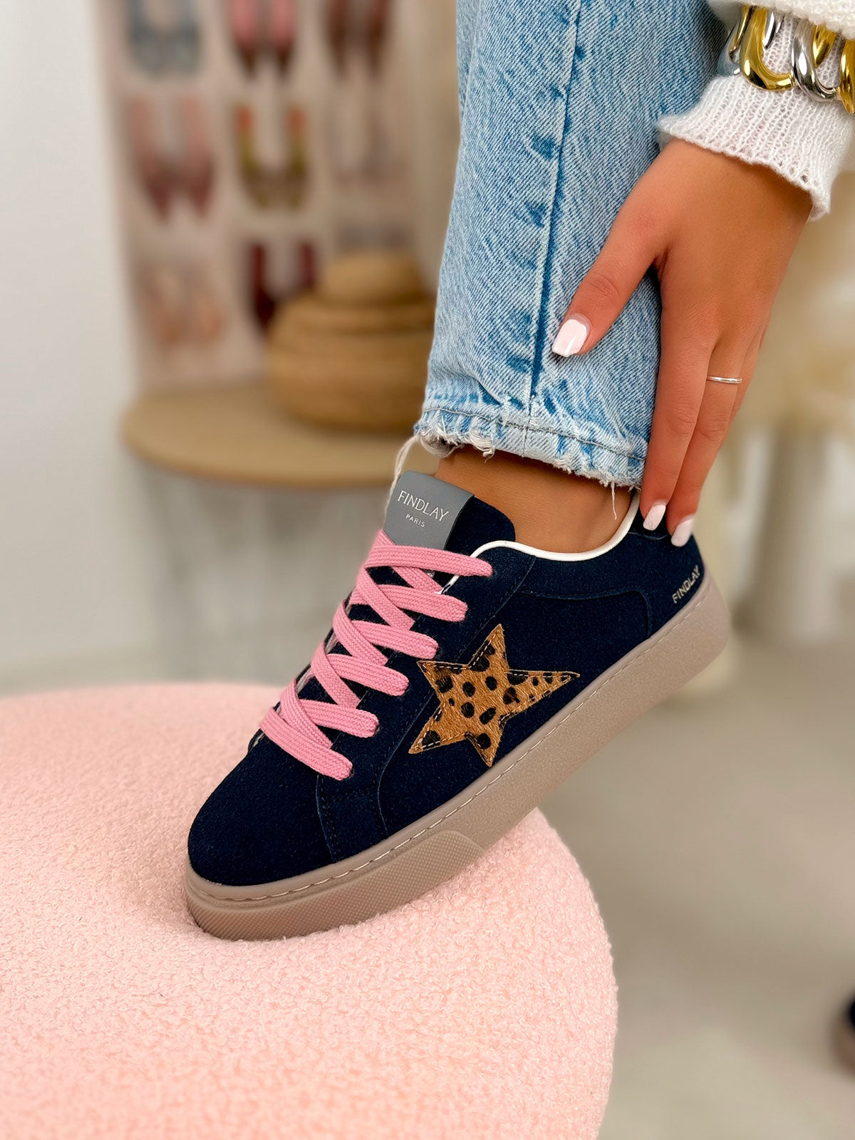 Basket femme bleu marine tendance en suédine avec étoile effet animal et lacets roses