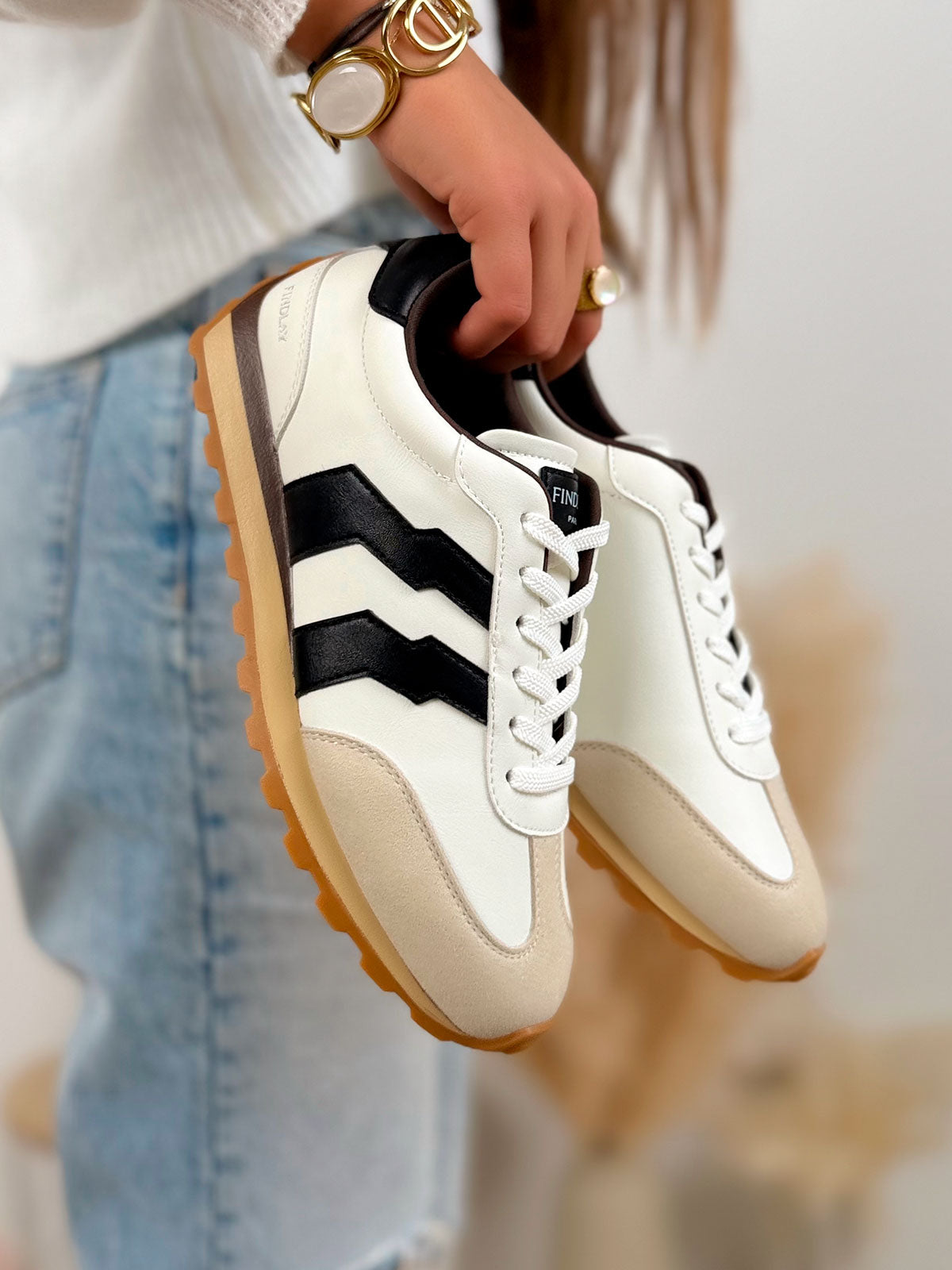 Basket femme blanche tendance avec bandes noires épaisses et empiècements beige en suédine
