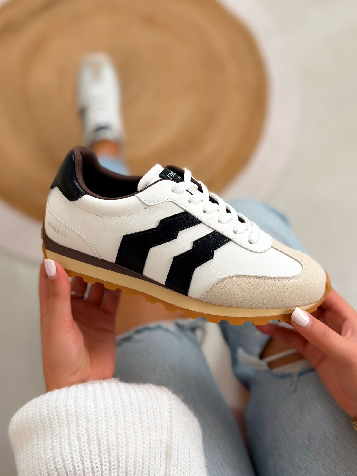 Basket femme blanche tendance avec bandes noires épaisses et empiècements beige en suédine