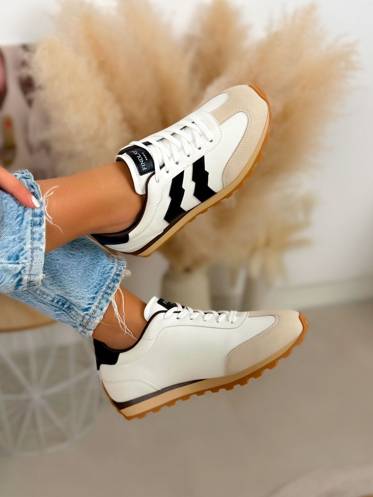 Basket femme blanche tendance avec bandes noires épaisses et empiècements beige en suédine