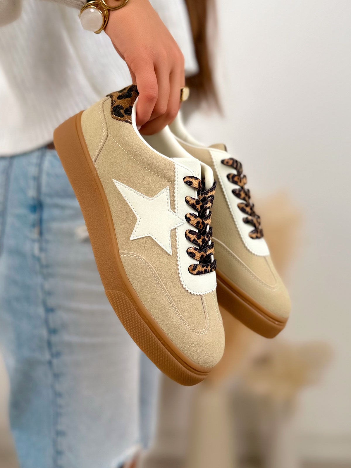Basket femme beige tendance en suédine avec étoile blanche et détails effet animal