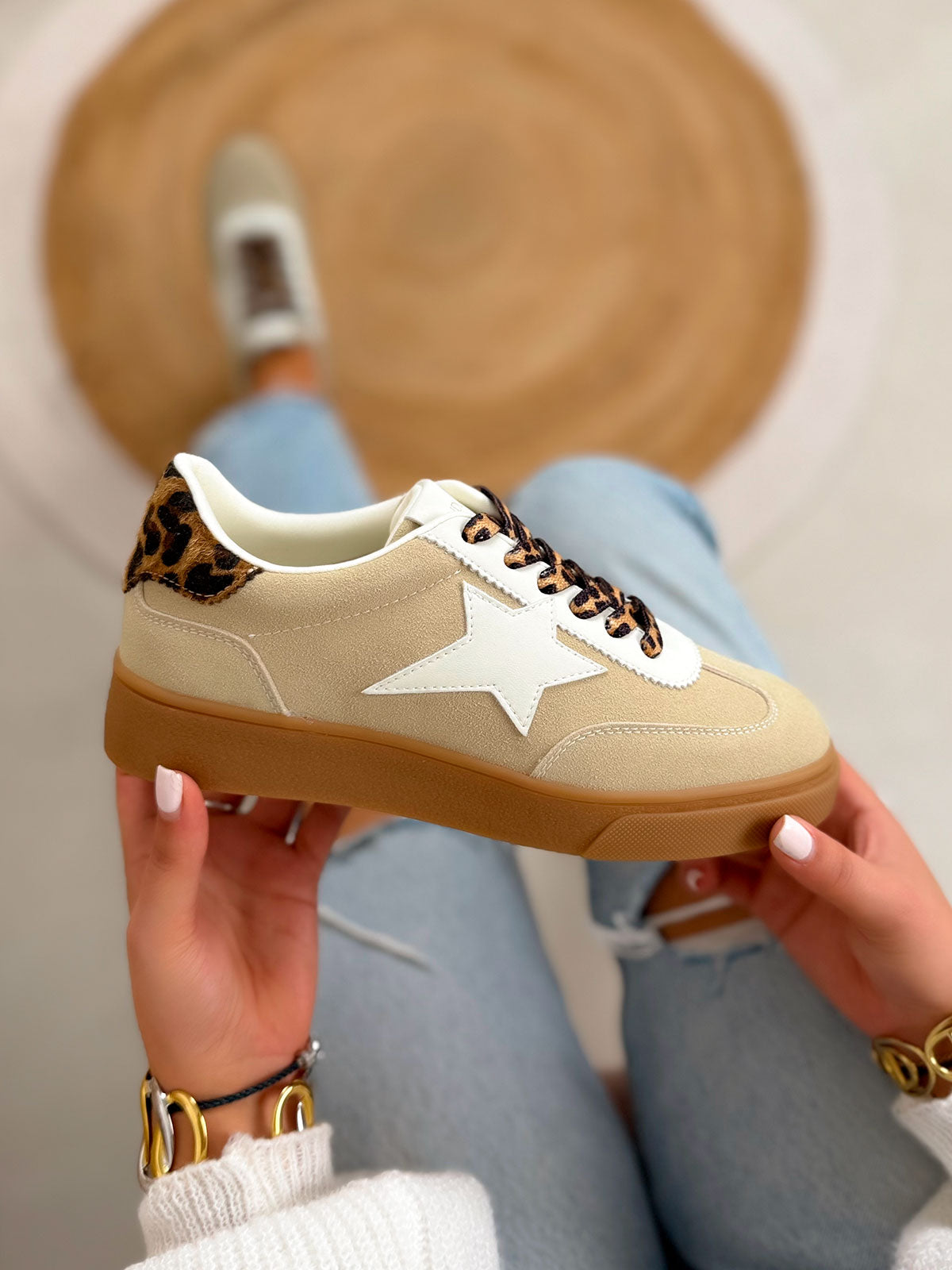 Basket femme beige tendance en suédine avec étoile blanche et détails effet animal