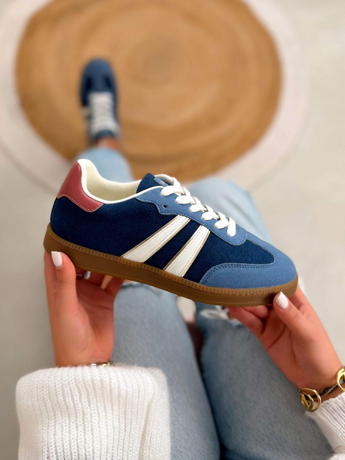 Basket femme bleue tendance en suédine avec rayures blanches et empiècement bordeaux