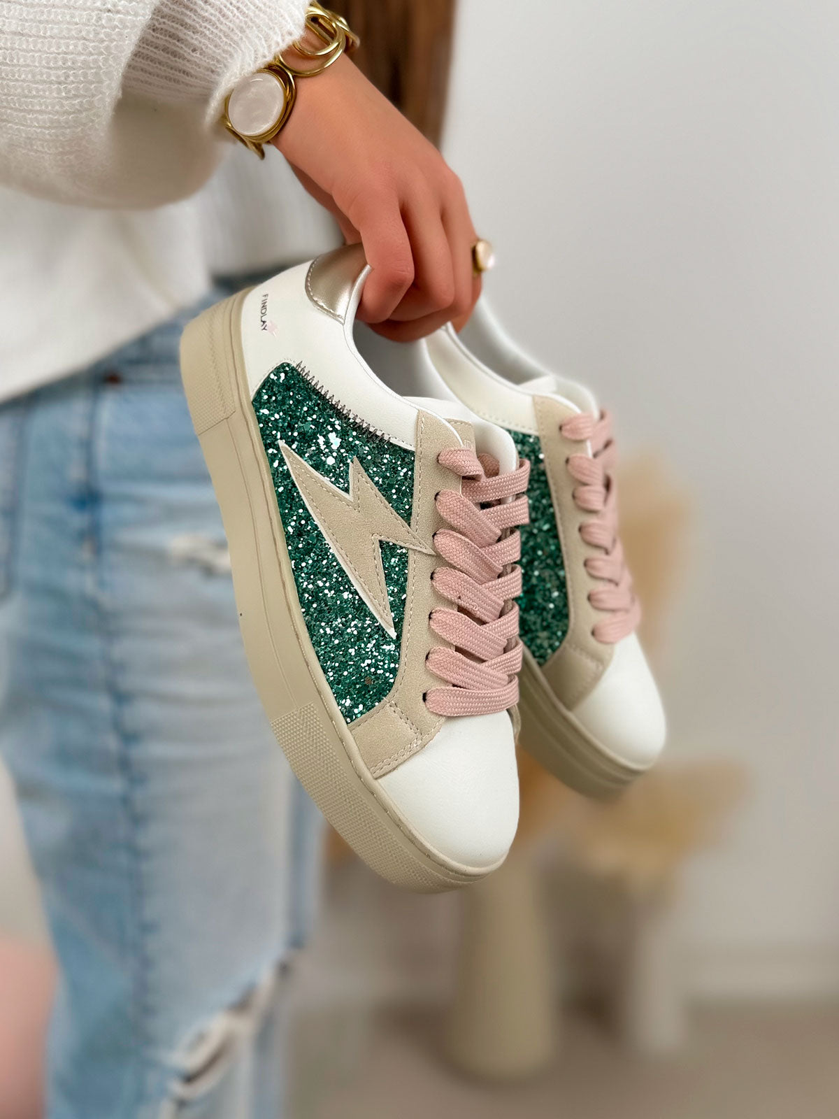 Basket femme blanche tendance avec empiècement vert pailleté et lacets roses