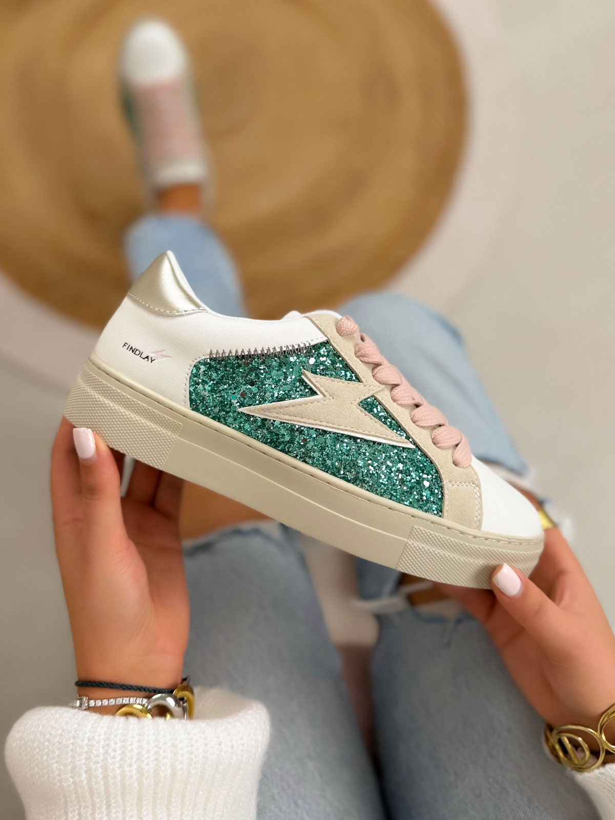 Basket femme blanche tendance avec empiècement vert pailleté et lacets roses