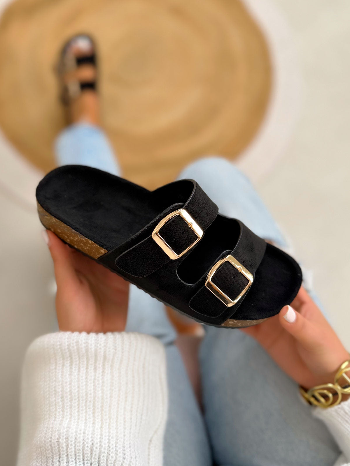 Mules femme noires tendance en suédine avec boucles dorées et semelle liège