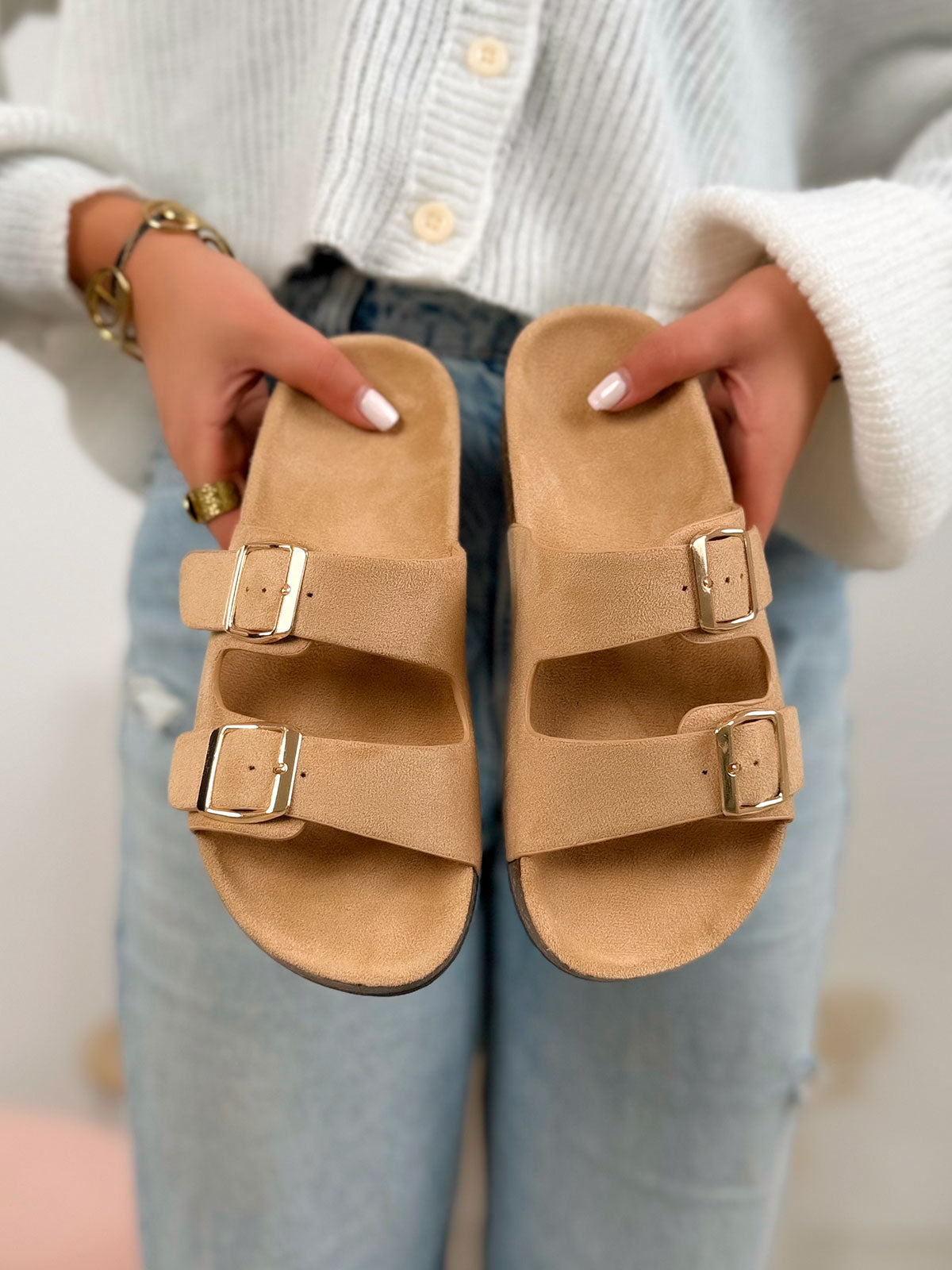 Mules femme beige élégantes en suédine avec boucles dorées et semelle liège