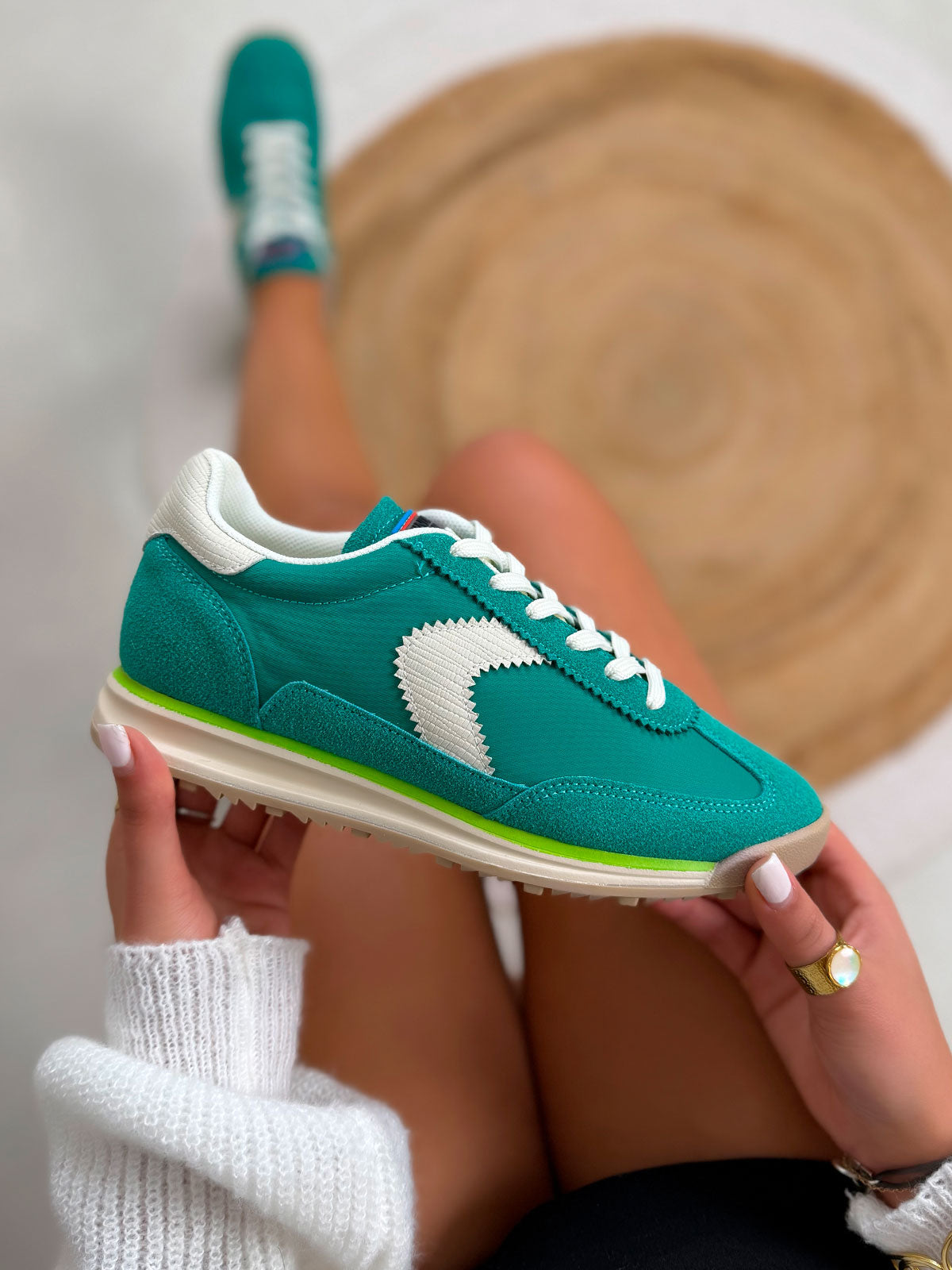 Basket femme verte tendance avec bandes blanches et semelle contrastée