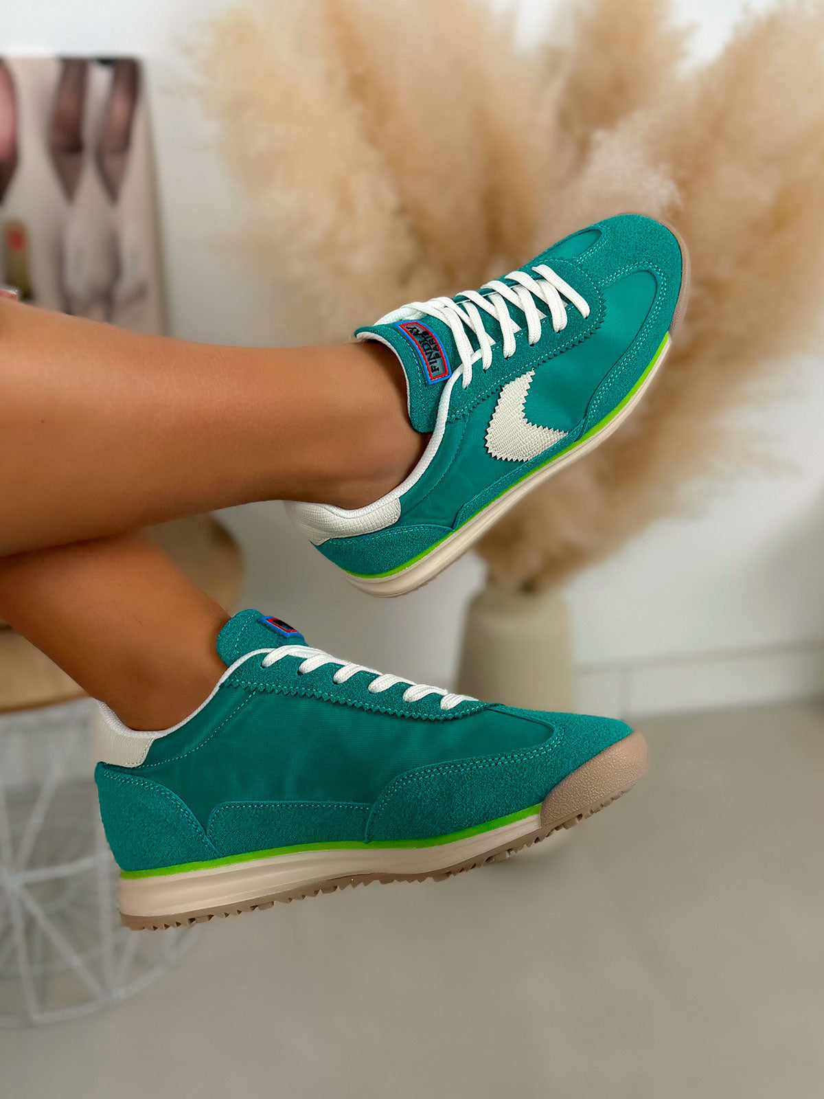 Basket femme verte tendance avec bandes blanches et semelle contrastée