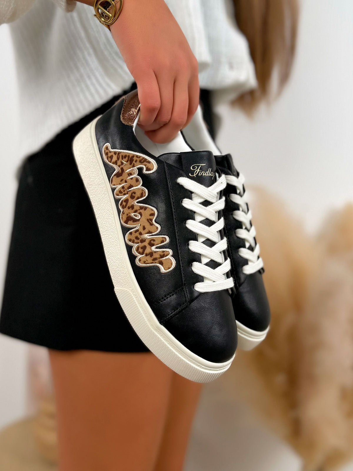 Basket femme noire tendance avec inscription amour effet animal et semelle beige