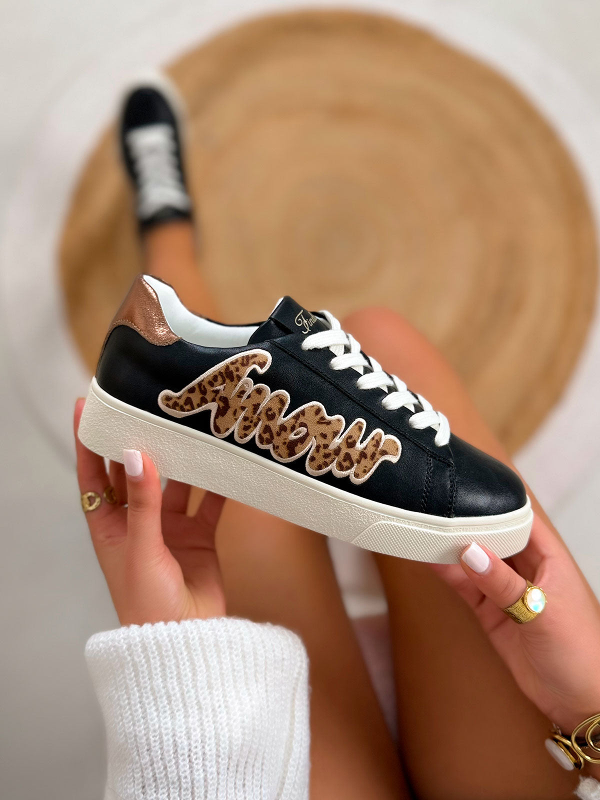 Basket femme noire tendance avec inscription amour effet animal et semelle beige