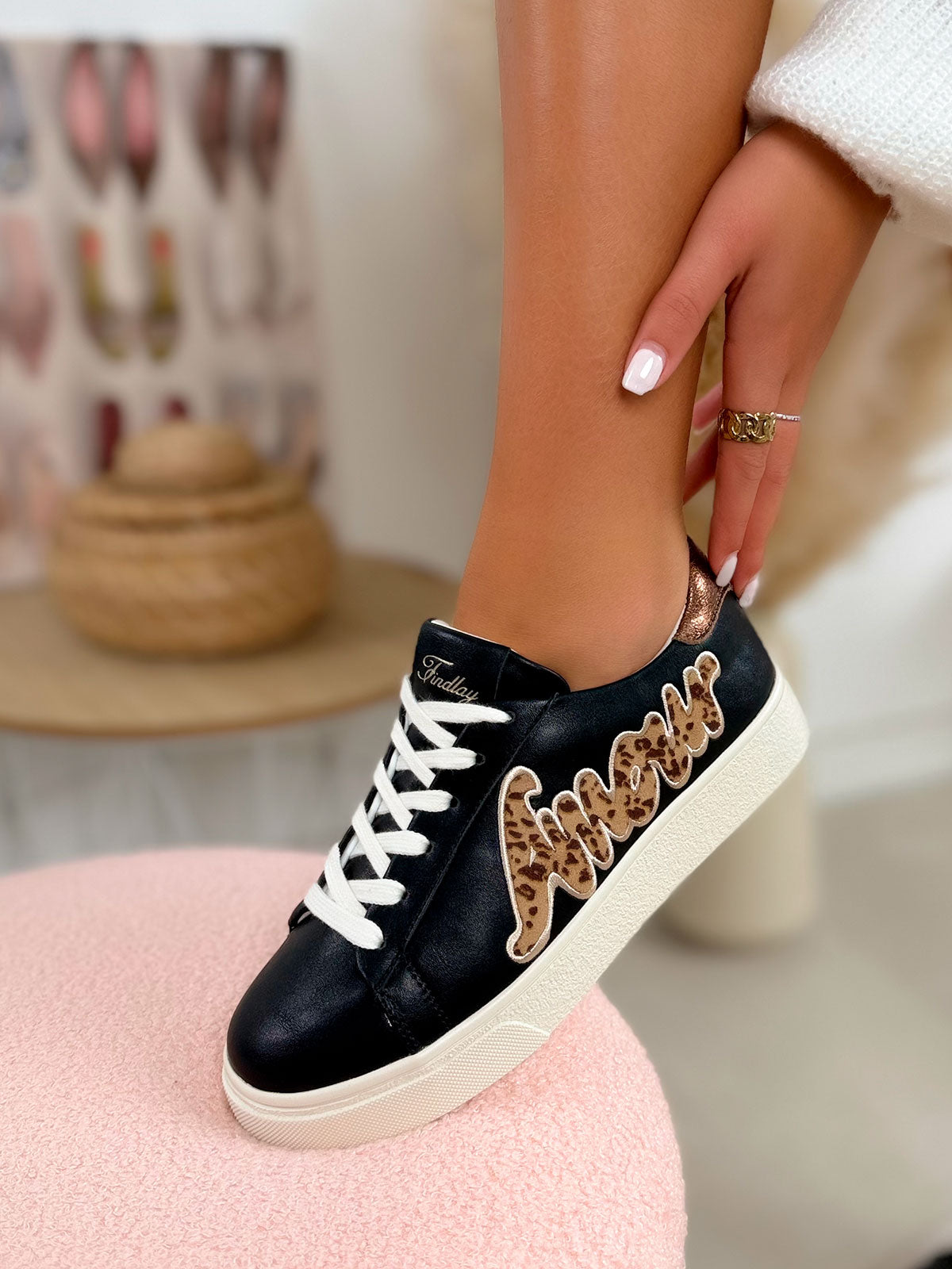Basket femme noire tendance avec inscription amour effet animal et semelle beige