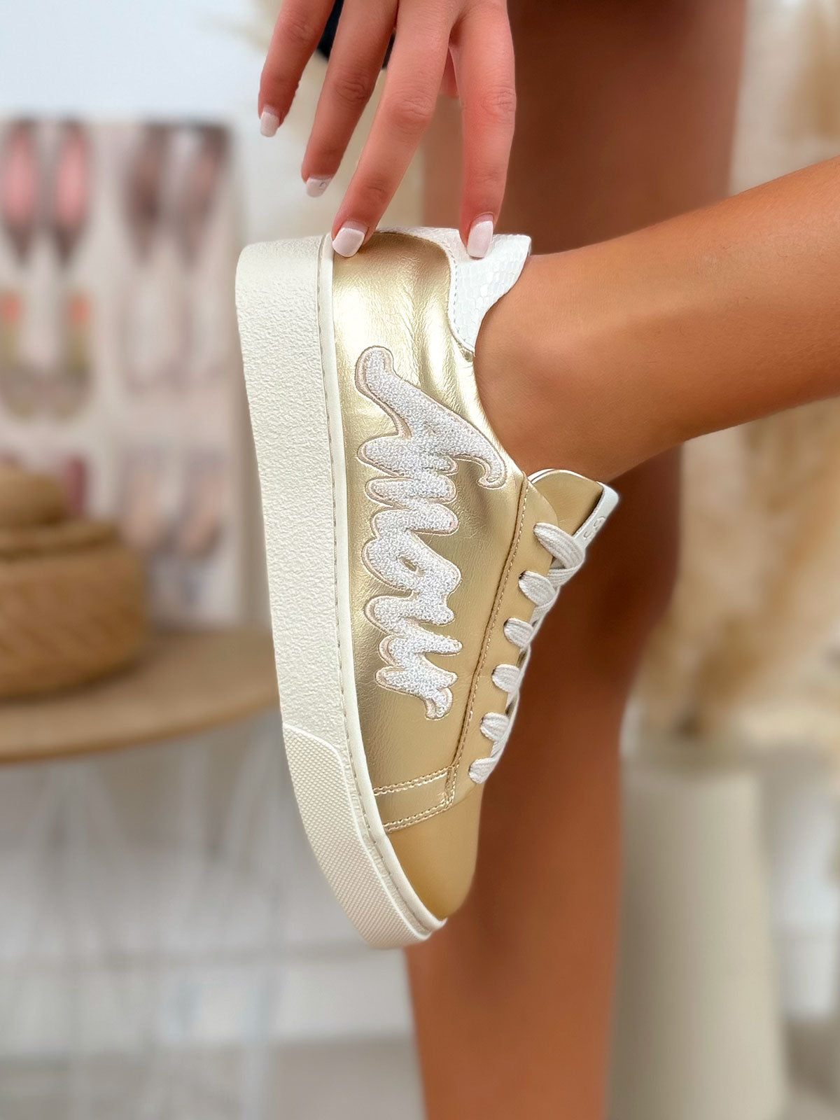Basket femme dorée élégante avec inscription amour effet tissé et semelle beige