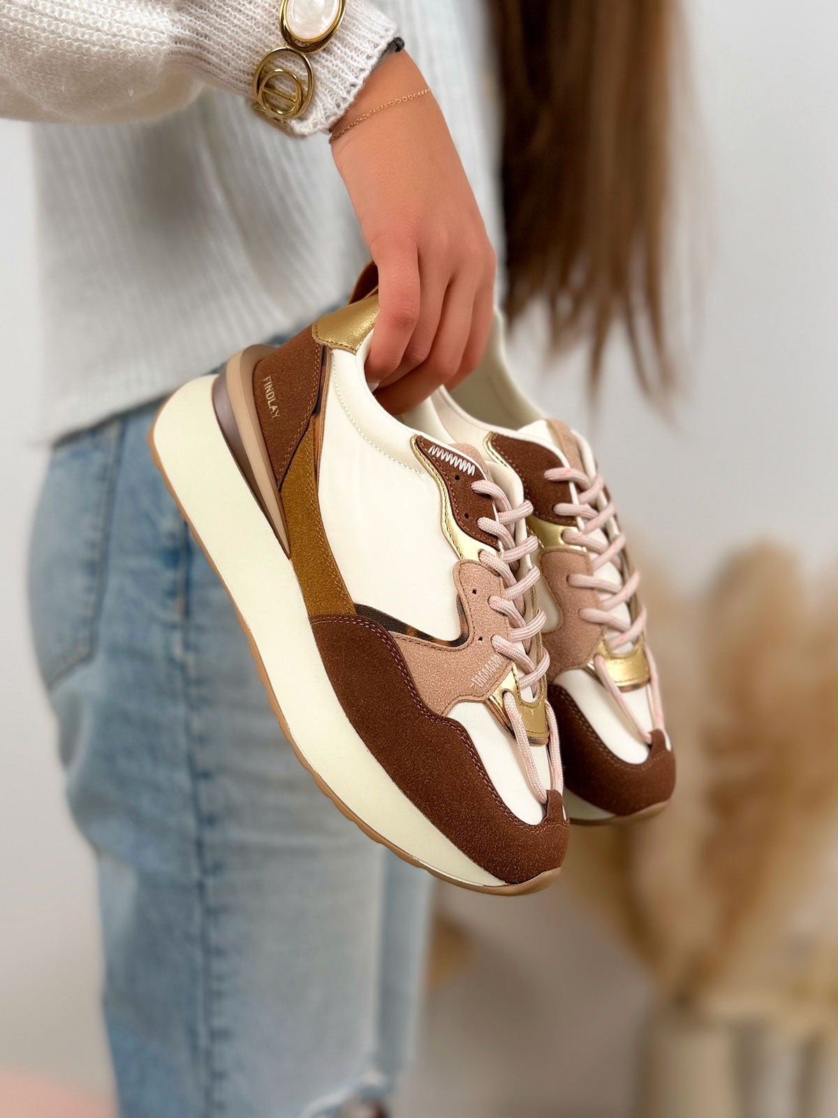 Basket femme blanche tendance avec empiècements camel marron et doré à semelle épaisse