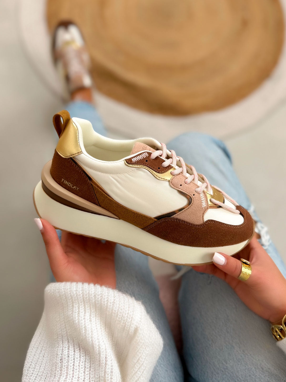 Basket femme blanche tendance avec empiècements camel marron et doré à semelle épaisse