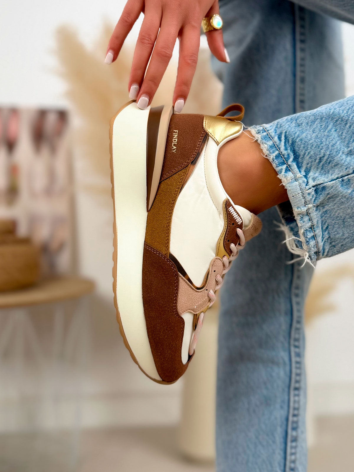 Basket femme blanche tendance avec empiècements camel marron et doré à semelle épaisse
