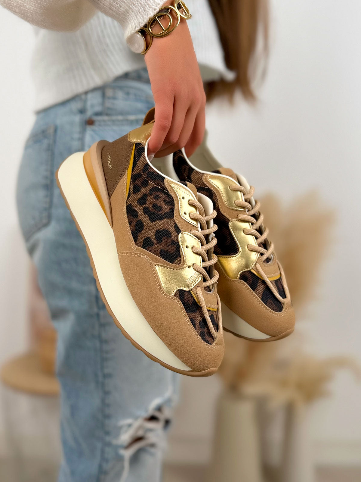 Basket femme marron tendance avec effet léopard et empiècements dorés à semelle épaisse