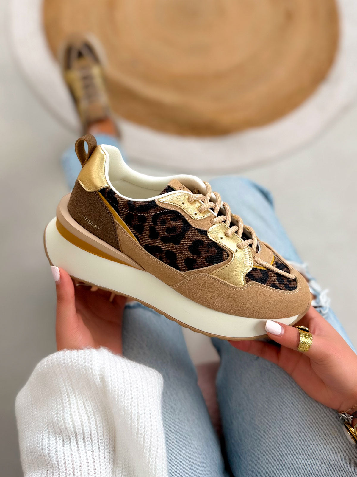Basket femme marron tendance avec effet léopard et empiècements dorés à semelle épaisse