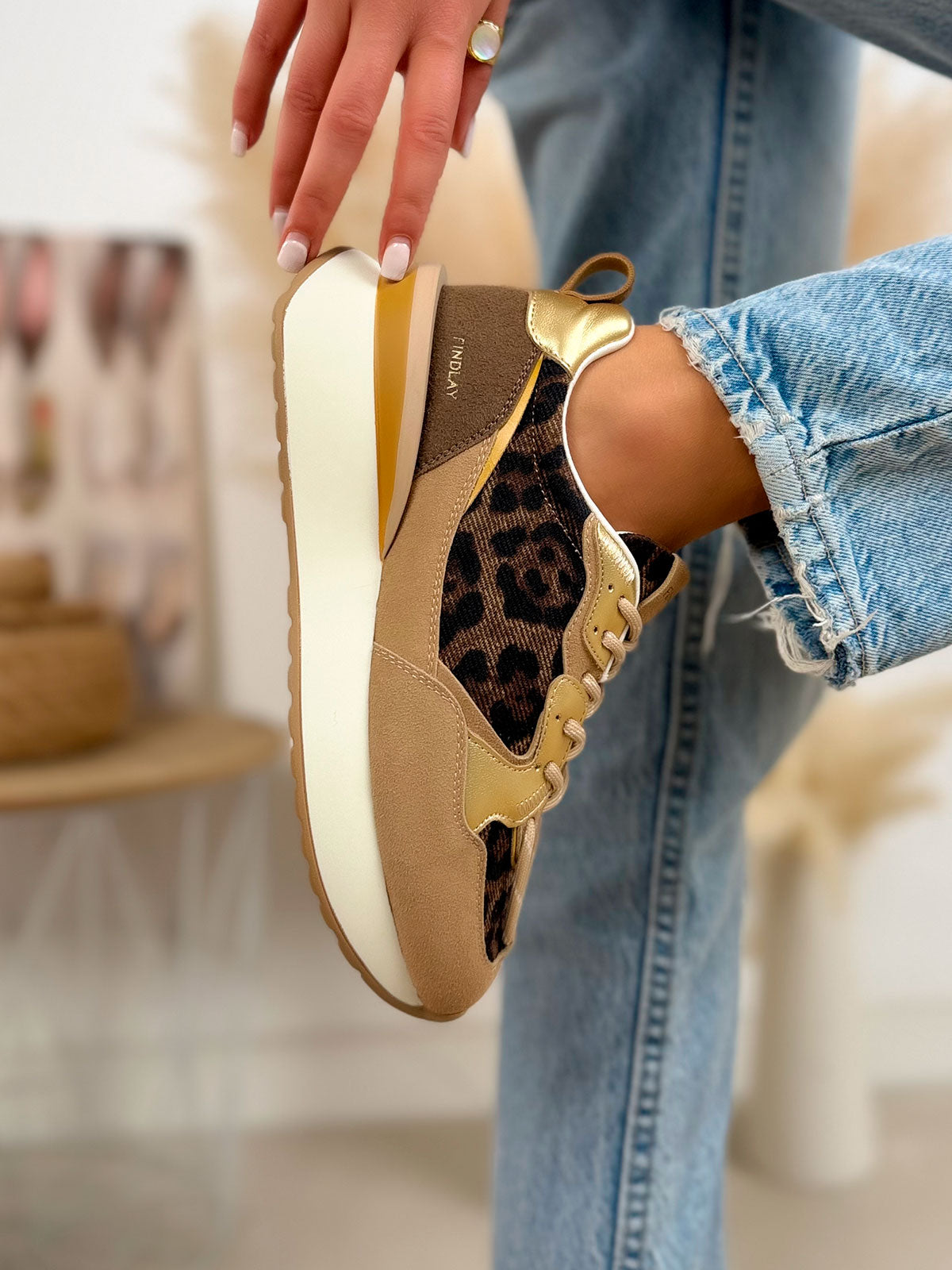 Basket femme marron tendance avec effet léopard et empiècements dorés à semelle épaisse