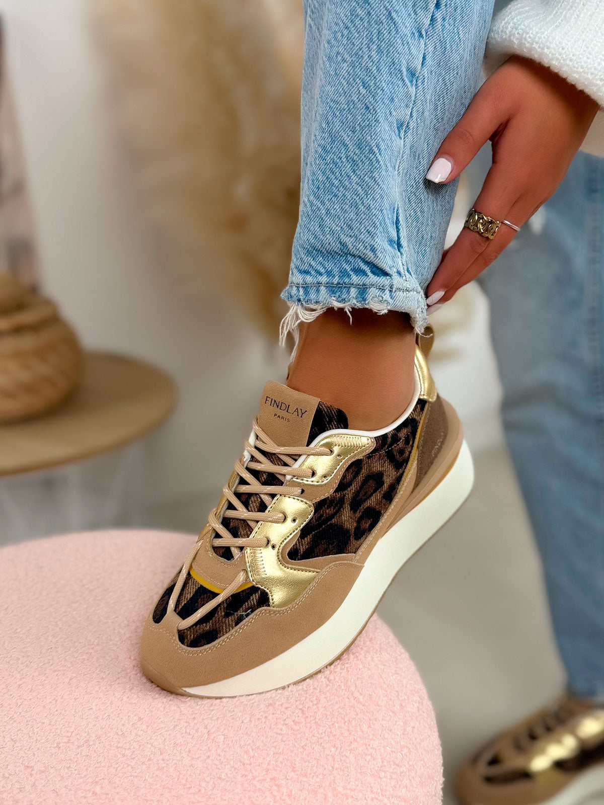 Basket femme marron tendance avec effet léopard et empiècements dorés à semelle épaisse