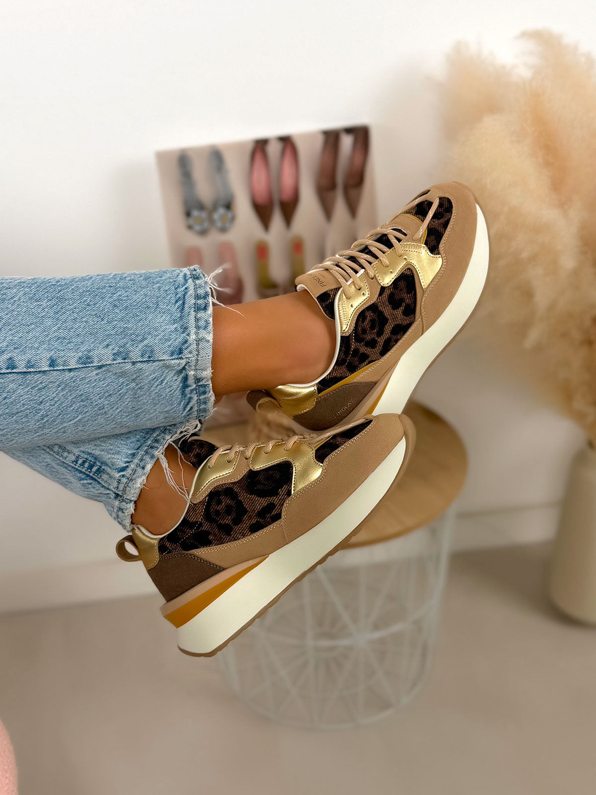 Basket femme marron tendance avec effet léopard et empiècements dorés à semelle épaisse