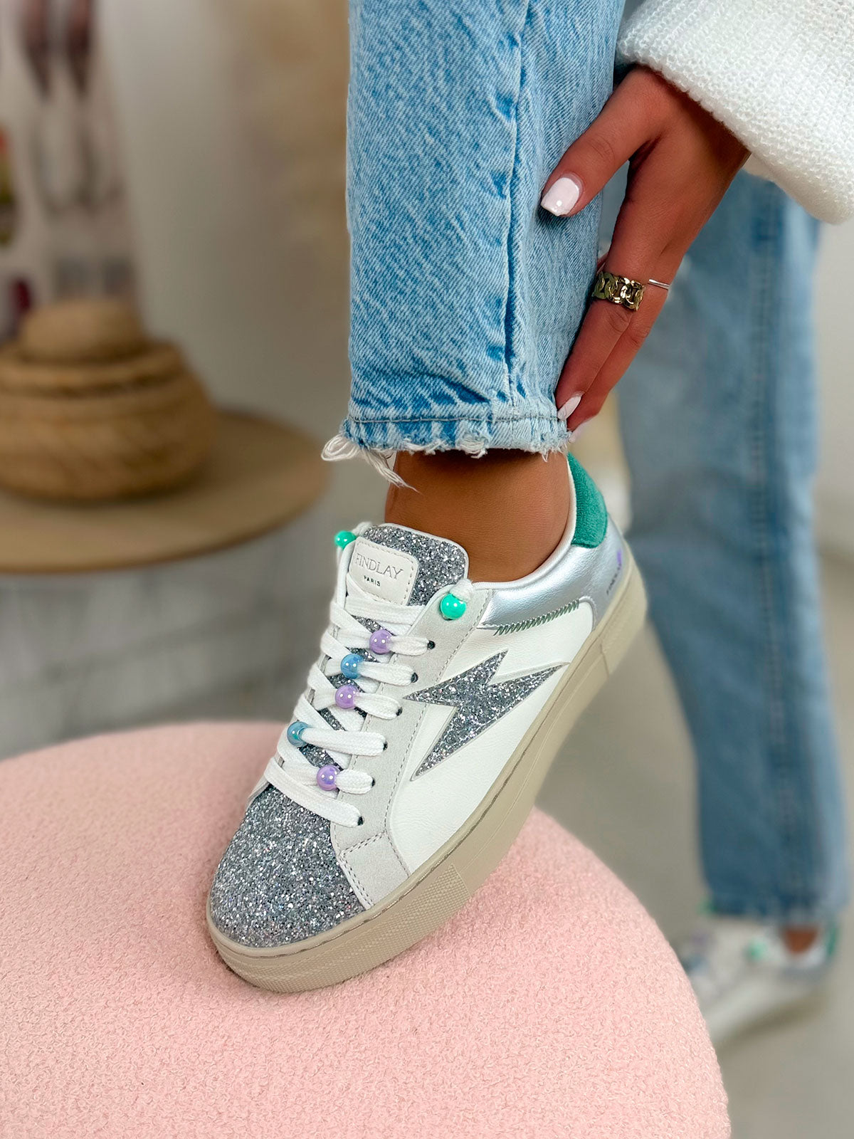 Basket femme blanche tendance avec éclair pailleté et perles colorées sur lacets