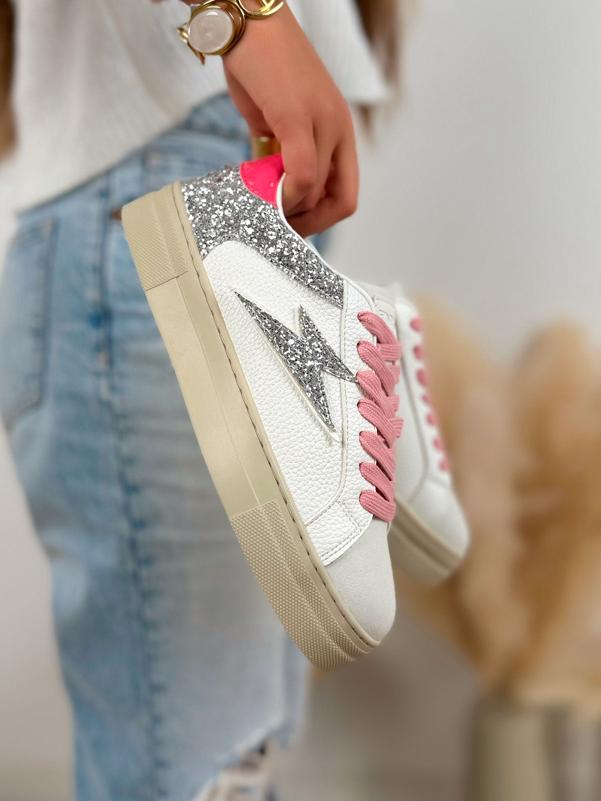 Basket femme blanche tendance avec éclair pailleté argent et lacets roses à perles