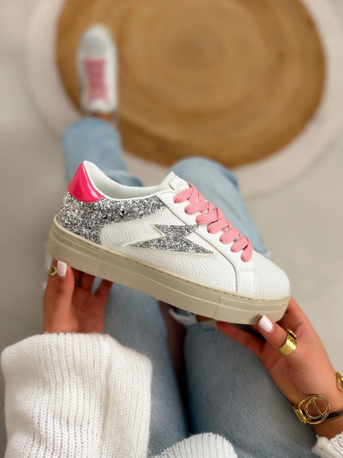 Basket femme blanche tendance avec éclair pailleté argent et lacets roses à perles