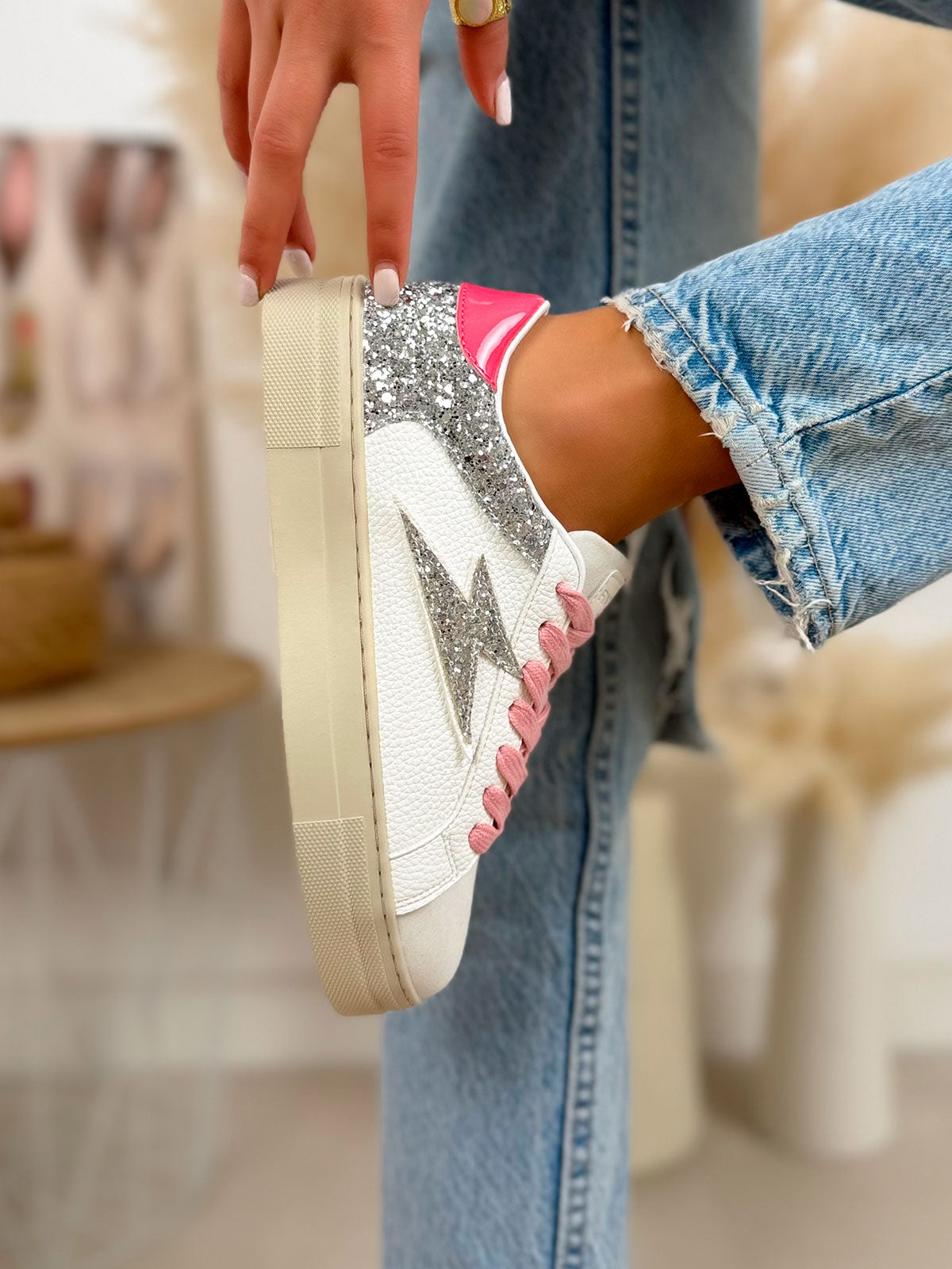 Basket femme blanche tendance avec éclair pailleté argent et lacets roses à perles