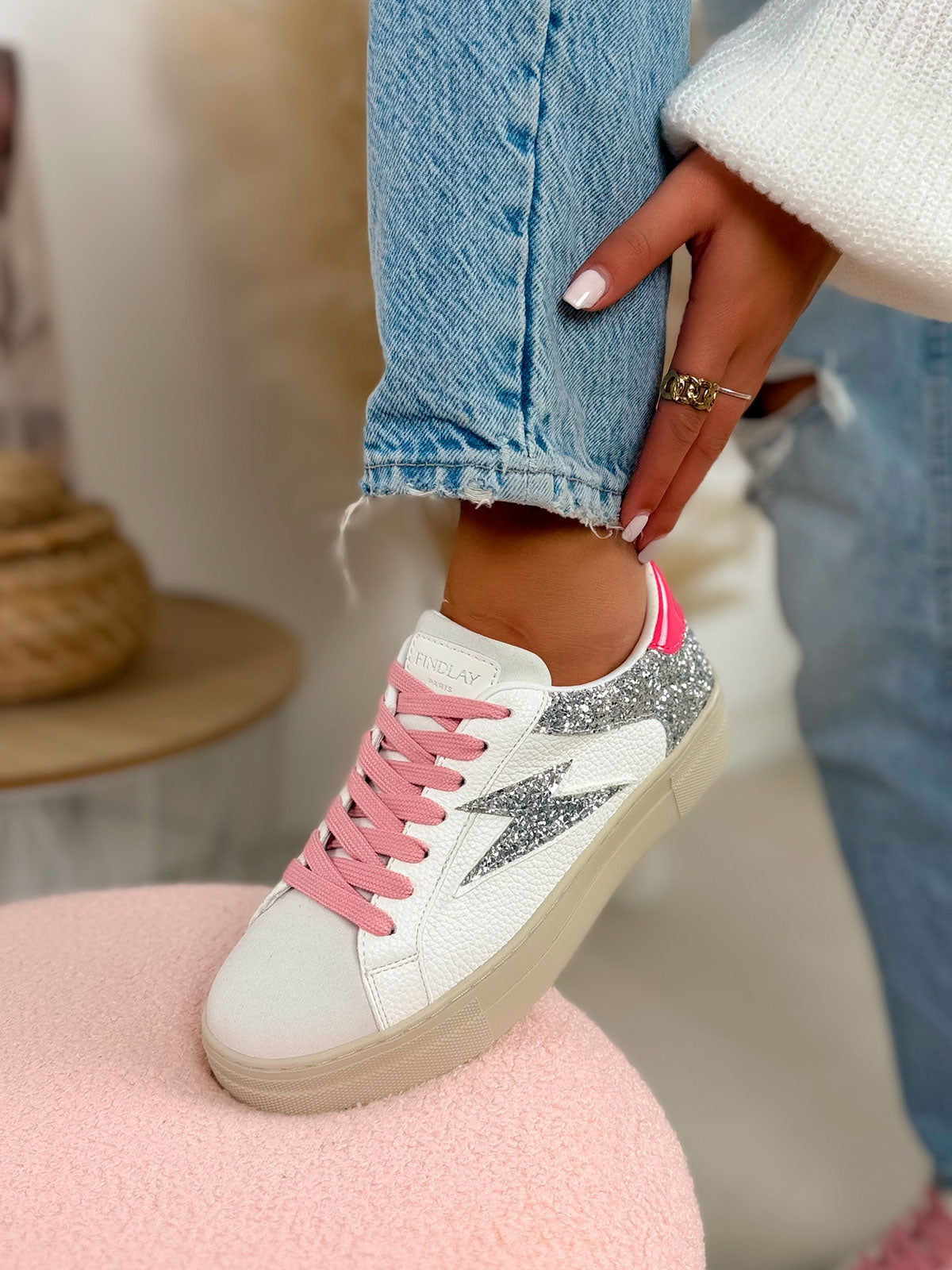 Basket femme blanche tendance avec éclair pailleté argent et lacets roses à perles